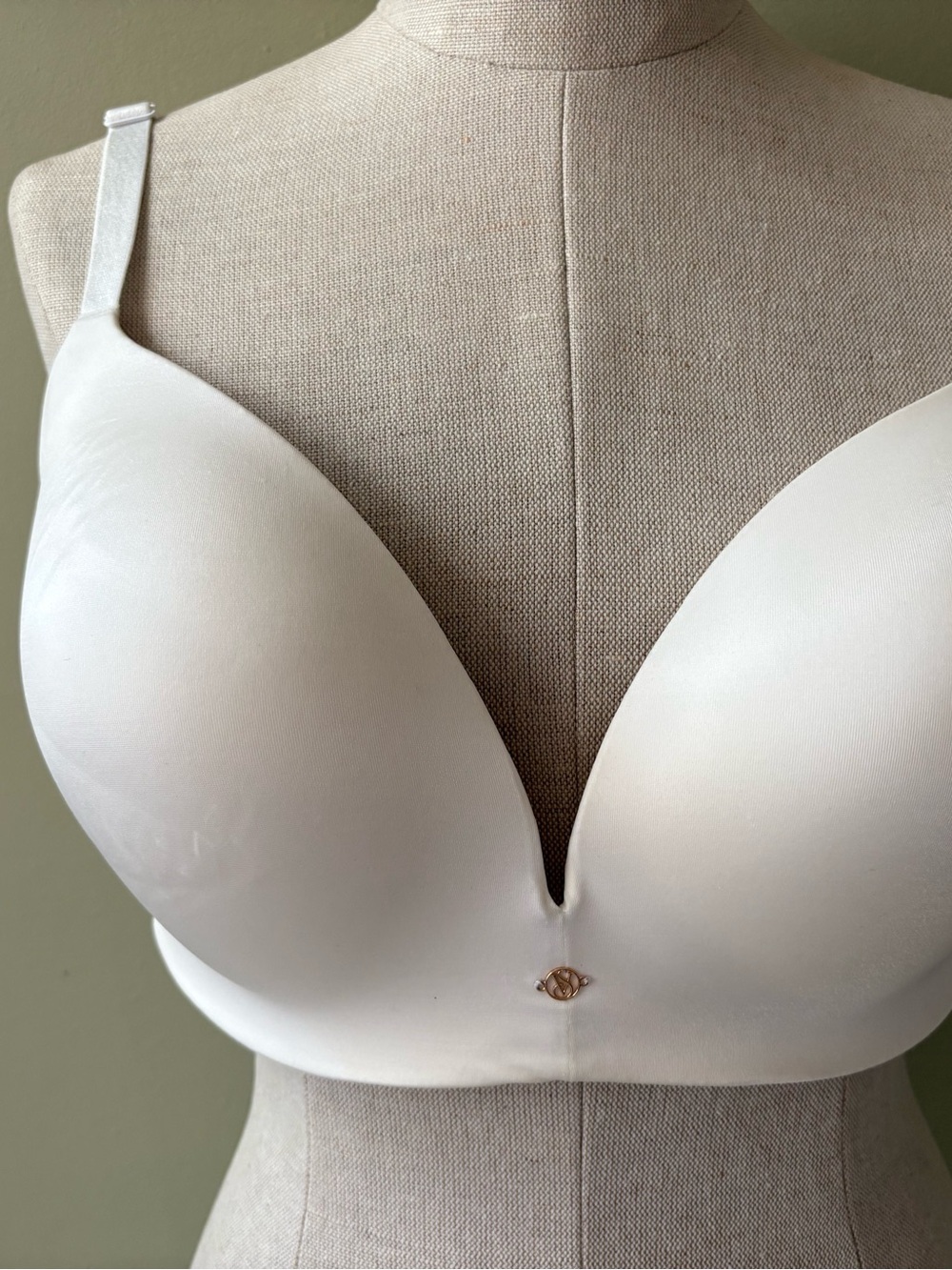 Victoria's Secret Smooth Plunge no wire bra  in Cream 38 DD